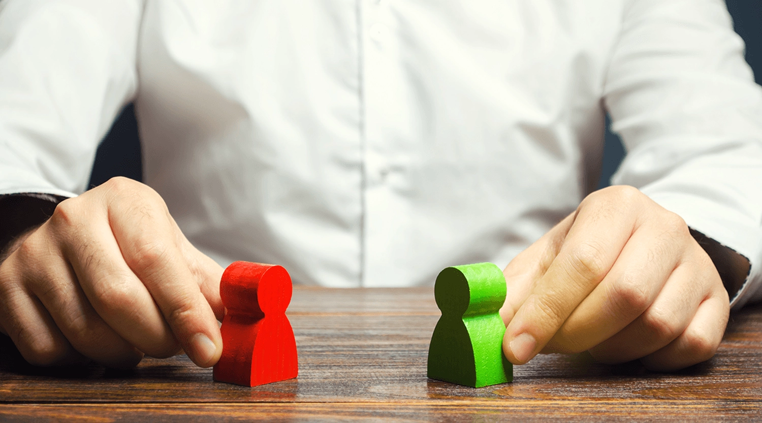 Mediation Köln Süd – Dieses Bild ist eine metaphorische Darstellung eines Interessenkonflikts oder einer Streitbeilegung.