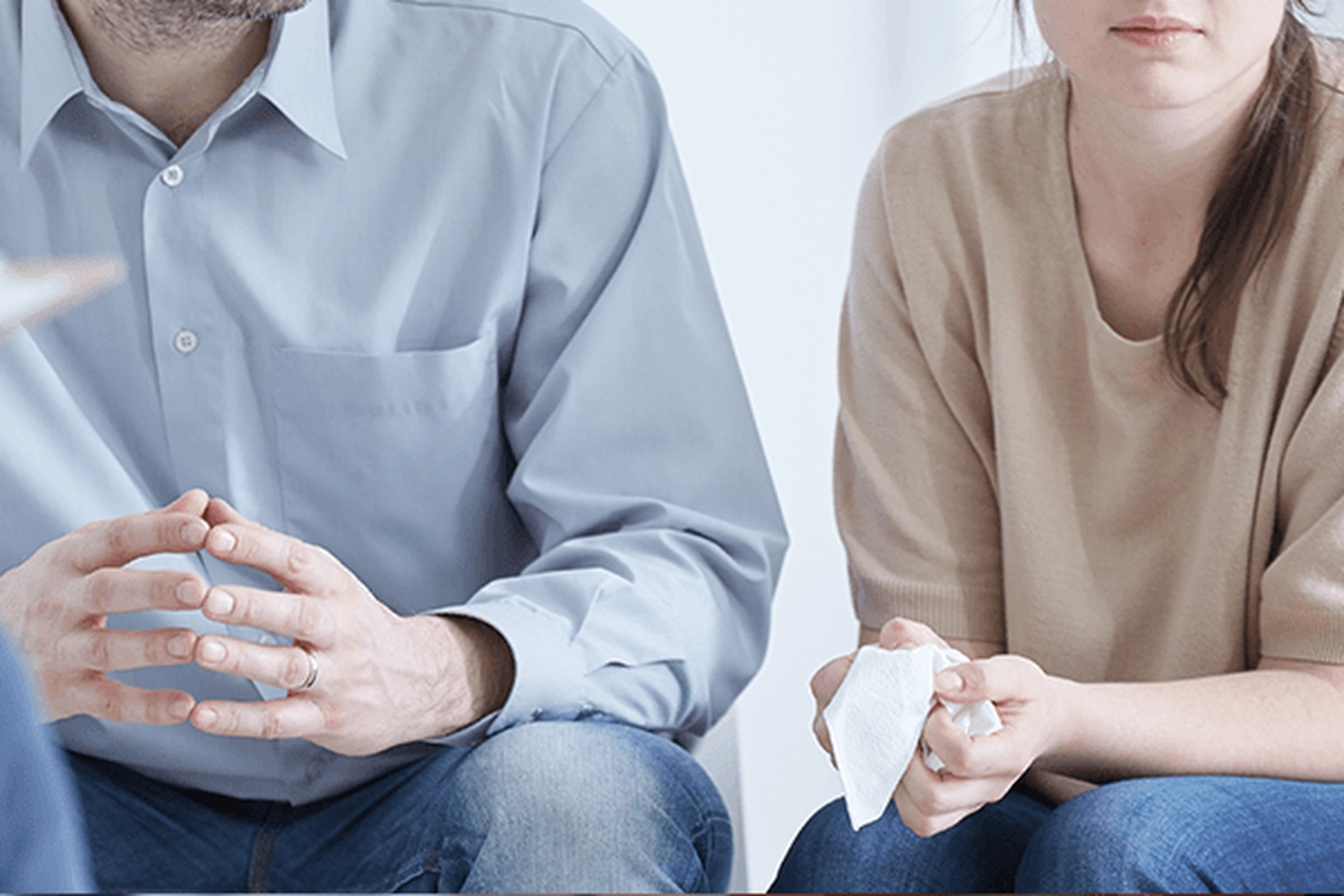 Mediation Köln Süd - Dieses Bild zeigt ein Paar während eines Unterstützungs- oder Beratungsgesprächs, oft im Zusammenhang mit Beziehungsschwierigkeiten oder Trennung.